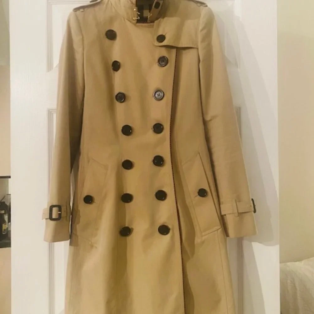 Burberry Beige Double-Breasted Trench Coat with Dark Buttons - Picture 2 of 12